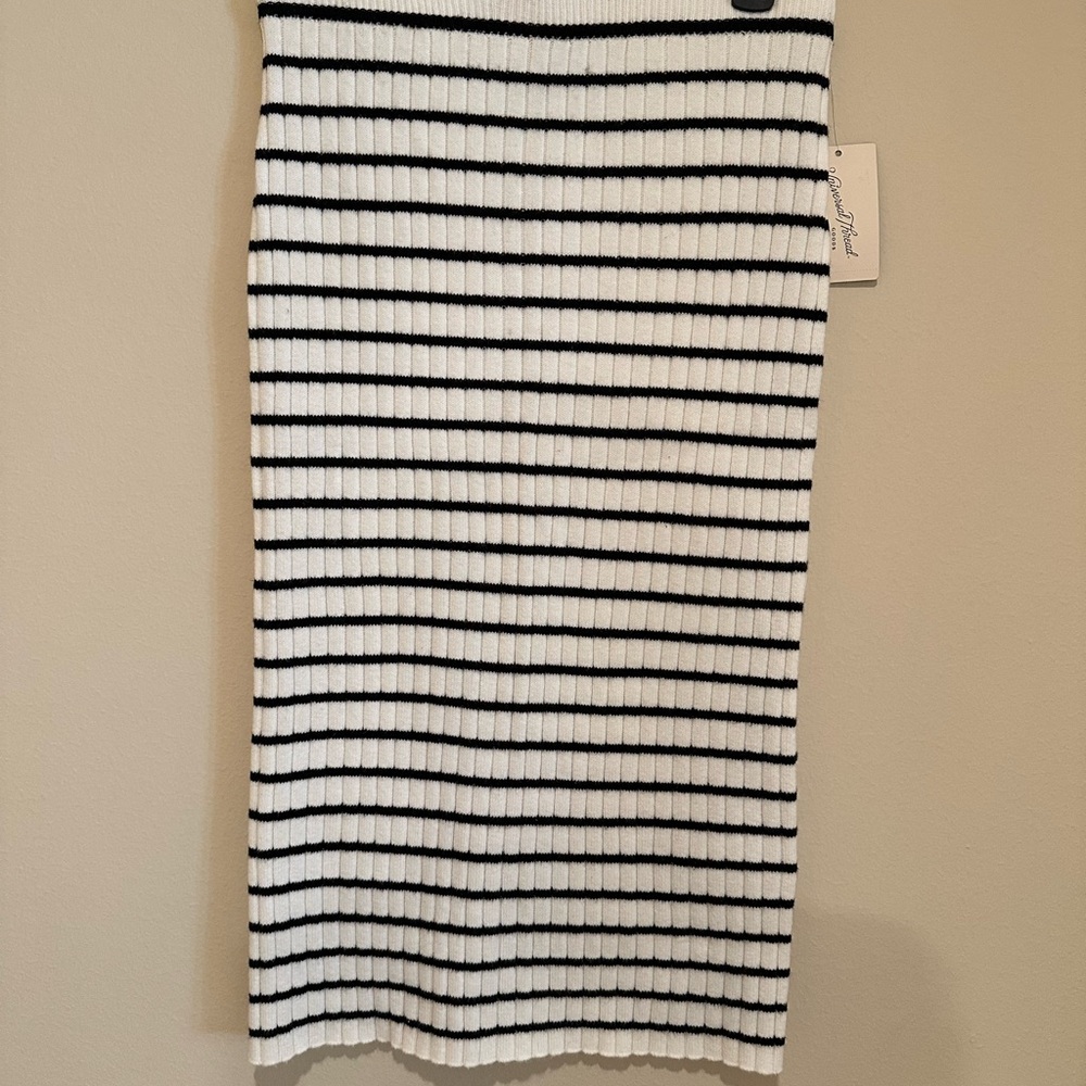 Universal Threads knit straight skirt. Off white with black stripe. Size M.